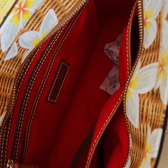 🎉HOST PICK!🎉 NWT Dooney & Bourke Plumeria & Basket Weave Shopper Tote 🤎🌼🧺🤍